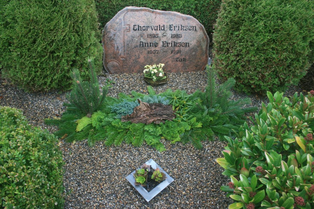 Gravsted pyntet med gran