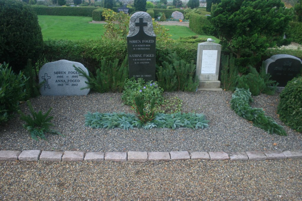 Gravsted pyntet med gran